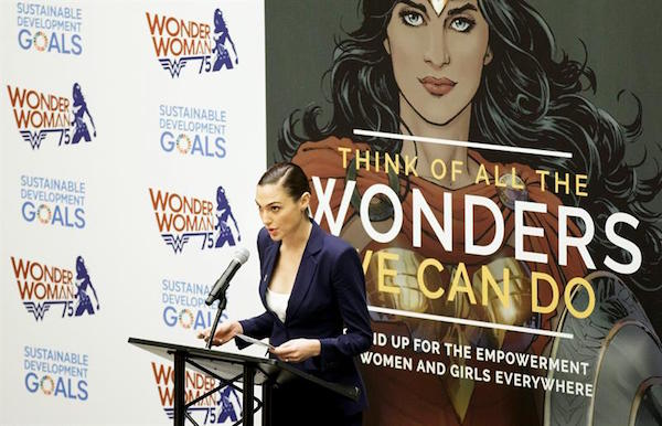  La actriz israel&iacute;, Gal Gadot, pronuncia su discurso durante un evento en el que "Wonder Woman", el popular personaje de c&oacute;mic, se nombr&oacute; oficialmente como nueva embajadora honor&iacute;fica para el Empoderamiento de las Mujeres y Ni&ntilde;as, en la sede de Naciones Unidas en Nueva York.