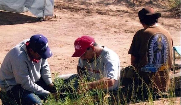 El guatemalteco José Cáceres tenía 13 años cuando tuvo que esconderse entre un montón de basura y bajo una manta para no ser detenido y poder completar su viaje a EE.UU., donde la comunidad hispana trata de recobrar el aliento para enfrentarse a una Presidencia de Donald Trump. EFE/Cortesía.
