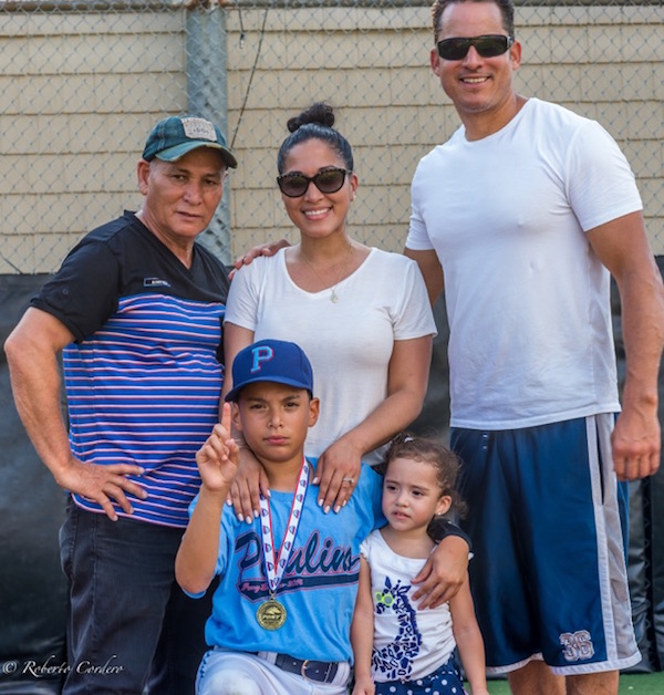 Jake comparte con su familia, quien hizo el viaje a alifornia y le apoya en cada encuentro.