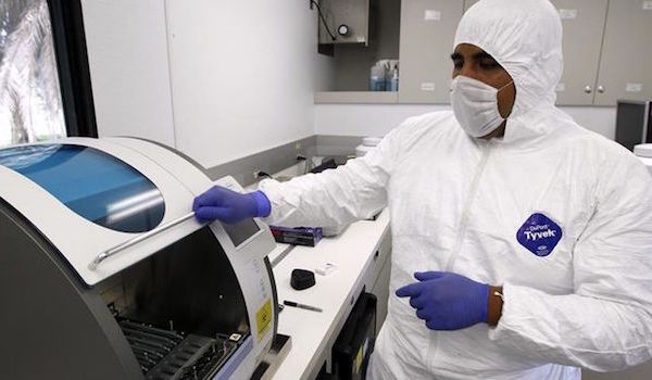 Un investigador realiza pruebas en un laboratorio m&oacute;vil. EFE/Archivo