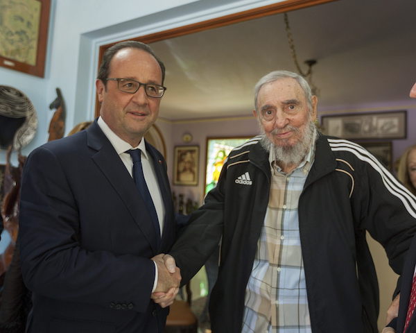 El presidente de Francia, François Hollande, mantuvo en La Habana un encuentro con el líder cubano Fidel Castro, durante la histórica visita que el jefe de Estado galo ha cursado a la isla. EFE/Cubadebate/Alex Castro **SOLO USO EDITORIAL**