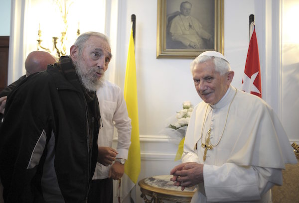 Imagen cedida por el Osservatore Romano del Papa Benedicto XVI durante la reuniÛn que ha mantenido con el expresidente cubano Fidel Castro (izda), en La Habana, Cuba, el 28 de marzo del 2012.