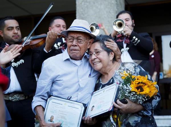 Los ciudadanos naturalizados recientemente Fabio Alvarado (i), de 91 a&ntilde;os, y su esposa, Marta (d), posan antes de ingresar a un colegio electoral hoy, martes 8 de noviembre de 2016, durante las elecciones presidenciales estadounidenses, en Norwalk, California.