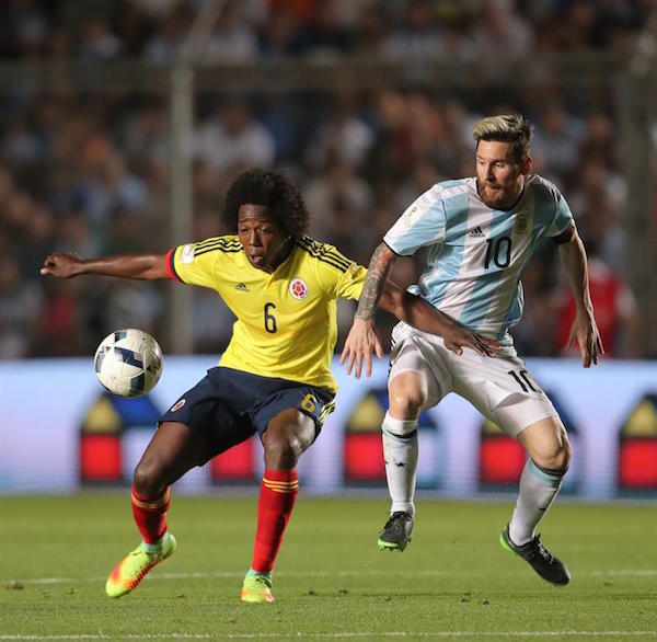  Lionel Messi de Argentina en acci&oacute;n ante Carlos S&aacute;nchez (i) de Colombia hoy, martes 15 de noviembre de 2016, en el partido por las eliminatorias sudamericanas entre Argentina y Colombia para la Copa Mundo Rusia 2018, en el estadio San Juan Del Bicentenario, en San Juan (Argentina).