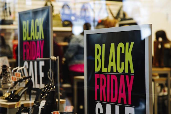  Vista de los carteles que anuncian el 'Black Friday' o Viernes Negro en Nueva York.