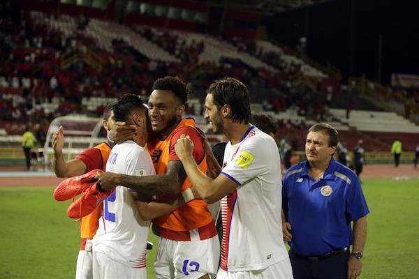 Matarita Ulate (i), Rodney Wallace y Brian Ruiz (d) de Costa Rica celebran una anotación hoy, viernes 11 de noviembre de 2016, durante su partido entre Trinidad y Tobago y Costa Rica por la clasificación al Mundial Rusia 2018, en el estadio Hsely Crawford en Puerto España.
