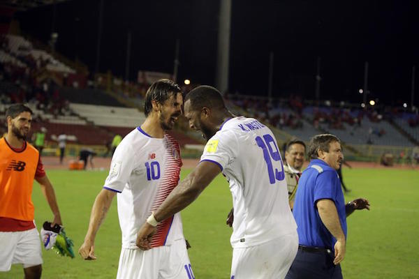 Bryan Gonz&aacute;lez (i) y Kendall Waston de Costa Rica 