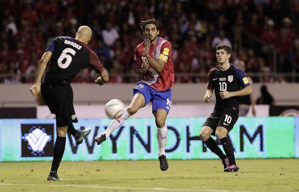 El jugador Bryan Ruíz (c) de Costa Rica disputa el balón con John Brooks (i) y Christian Pulisic (d) de Estados Unidos hoy, martes 15 de noviembre de 2016, durante un partido entre Costa Rica y Estados Unidos por la clasificación al mundial Rusia 2018, que se disputa en San José (Costa Rica).