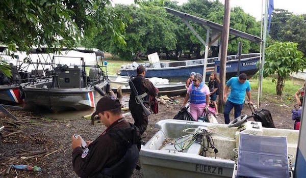 Personas son evacuadas hoy, martes 22 de noviembre de 2016, por la policía en varias zonas del Caribe Norte, provincia de Limón (Costa Rica).