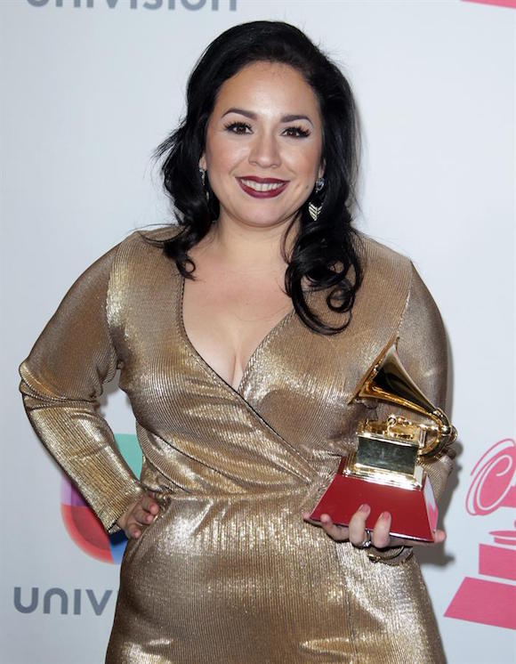  La cantante Carla Morrison posa con su premio a Mejor Canci&oacute;n Alternativa de los Grammy Latino.