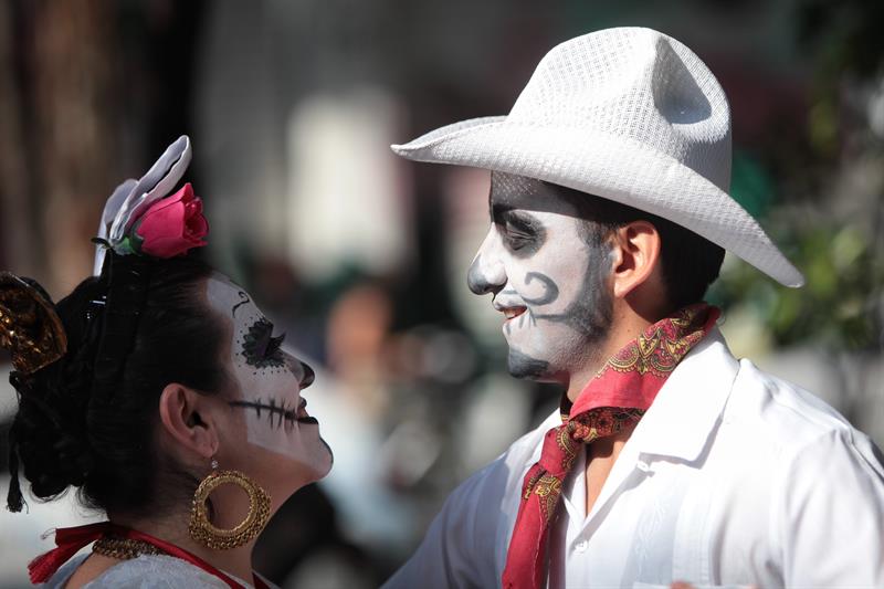 Una pareja baila durante el Catrina Fest 2016 hoy, martes 1 de noviembre de 2016, en Ciudad de M&eacute;xico (M&eacute;xico). El Catrina Fest 2016 es un evento cultural que rinde tributo a las tradiciones mexicanas. 