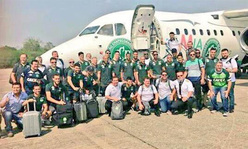 Fotografía cedida por el Club de fútbol brasileño Chapecoense del 28 de noviembre de 2016 de los integrantes del equipo momentos antes de viajar a Colombia para disputar el primer partido de la final de Copa Sudamericana ante Atlético Nacional en Medellín (Colombia), en Santa Cruz (Bolivia).