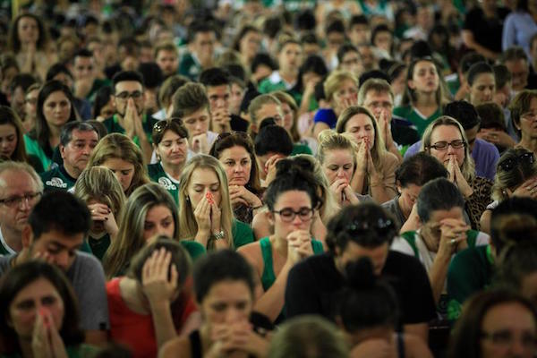 Aficionados del Chapecoense asisten a una misa hoy, martes 29 de noviembre de 2016, en Chapecó (Brasil).