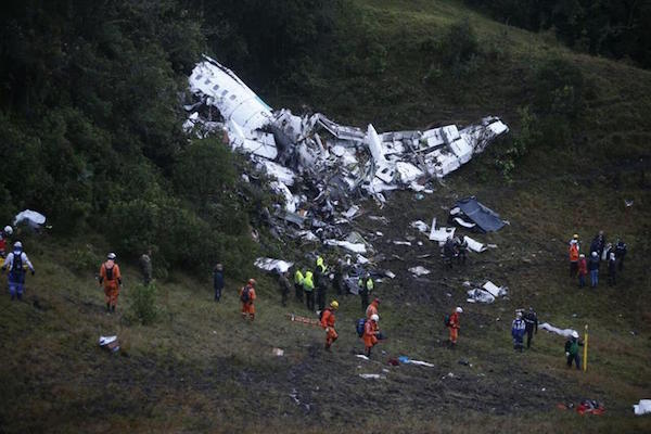 Fotografía cedida por el periódico El Colombiano donde ser observan las labores de los equipos de rescate hoy, martes 29 de noviembre de 2016, en el lugar del accidente aéreo ocurrido en el municipio de La Ceja, departamento de Antioquia (Colombia).
