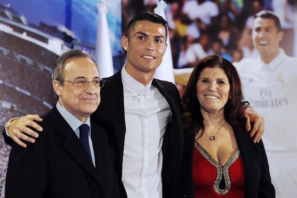 El delantero portugu&eacute;s del Real Madrid Cristiano Ronaldo, acompa&ntilde;ado por su madre, Maria Dolores dos Santos Aveiro (d), y por el presidente del club, Florentino P&eacute;rez (i), durante el acto de la firma de su renovaci&oacute;n de contrato con la entidad, con la que se ha comprometido hasta el 30 de junio de 2021.