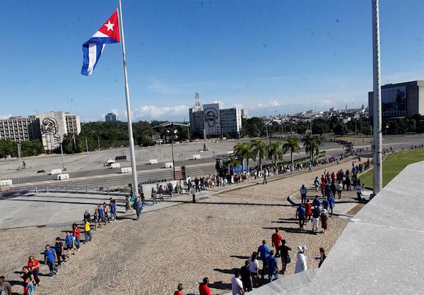 Cientos de cubanos participan en las honras f&uacute;nebres del l&iacute;der cubano Fidel Castro hoy, lunes 28 de noviembre de 2016, en La Habana (Cuba).