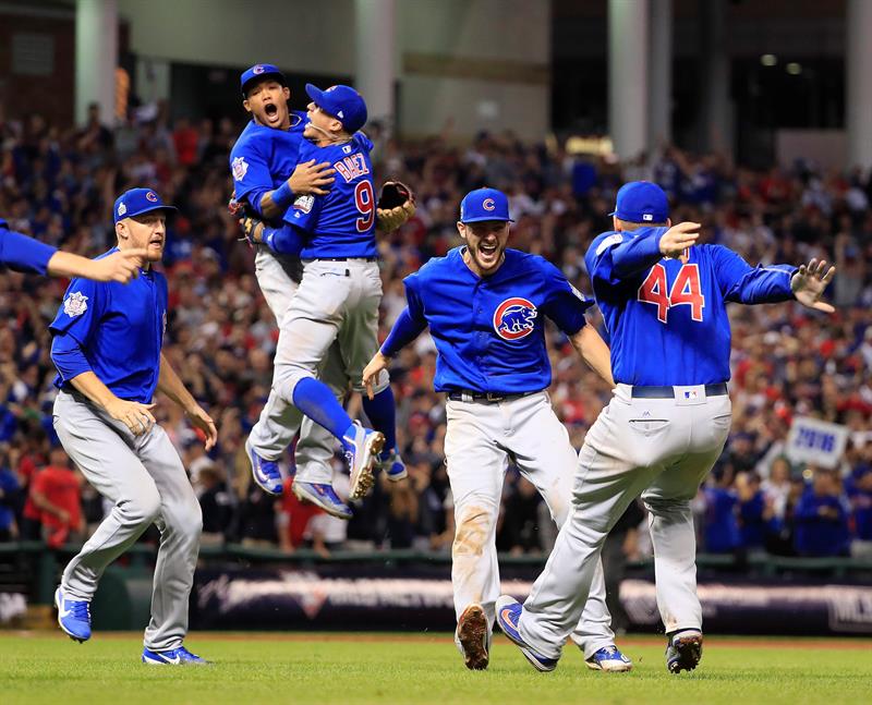 Jugadores de Cachorros celebran la victoria ante Indios durante el s&eacute;ptimo partido de la Serie Mundial de las Grandes Ligas de b&eacute;isbol hoy, mi&eacute;rcoles 2 de noviembre de 2016, en el estadio Progressive Field de Cleveland, Ohio 