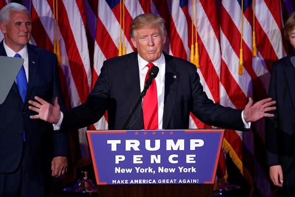 El candidato republicano a la Presidencia, Donald Trump, da un discurso durante la fiesta electoral organizada por sucampaña en el New York Hilton Midtown de Nueva York.