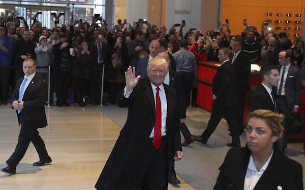 El presidente electo estadounidense, Donald Trump (i), saluda a los medios tras una reuni&oacute;n en Nueva York.