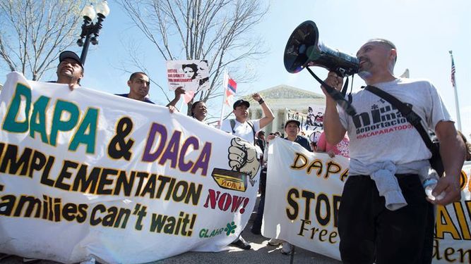 Miles de "dreamers" temen que el sueño de ser legales que les otorgó la medida conocida como DACA se desvanezca el primer día del mandato del republicano Donald Trump, quien prometió durante la campaña acabar con este alivio decretado en 2012 por el presidente Barack Obama. EFE/ARCHIVO
