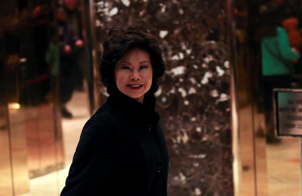 Fotografía de archivo del 21 de noviembre de 2016 de la exsecretaria estadounidense de Trabajo Elaine Chao a su llegada a una reunión con el presidente electo del país, Donald Trump, en la Torre Trump en Nueva York.