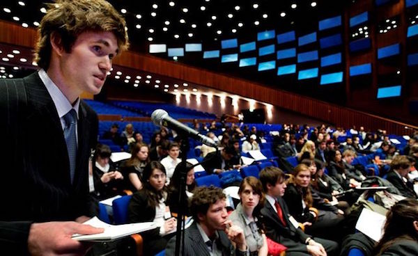 Organizaciones y sindicatos que agrupan a maestros buscan blindar los salones de clase para que la encendida retórica del republicano Donald Trump contra los indocumentados no convierta a los estudiantes de origen inmigrante en víctimas involuntarias de la batalla política. EFE/ARCHIVO