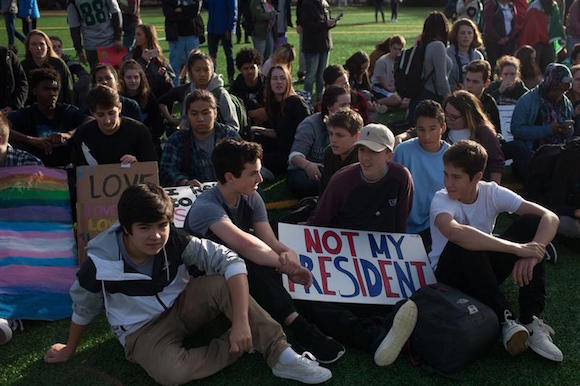  Estudiantes protestan contra los resultados electorales presidenciales.
