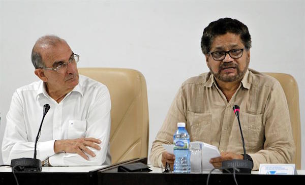El segundo jefe de las FARC y líder de los delegados de la guerrilla en La Habana, Luciano Marín (d), alias "Iván Márquez?.