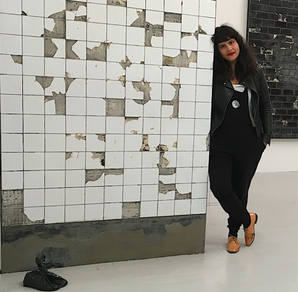 La artista Cecilia J. Chueca junto a una de sus creaciones, parte de la exhibición "Iluminaciones de Angie”, que se presenta en Y Gallery en el 319 de Grand Street en Manhattan hasta el 14 de noviembre.
