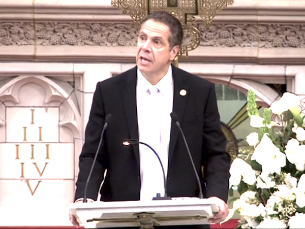 El Gobernador del Estado de Nueva York dijo: “Vamos a defender los derechos de los inmigrantes porque creemos que nuestra diversidad es una fuerza, no una debilidad. Si hay un movimiento para deportar a inmigrantes, entonces comiencen conmigo. Soy hijo de inmigrantes.”