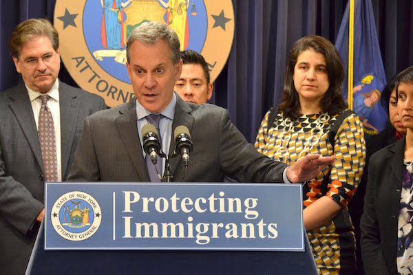 El Fiscal del Estado de Nueva York, Eric Schneiderman se declaró defensor de todos las víctimas de crímenes de odio a quienes pidió denuncien estos crímenes, llamando a la línea directa de la Fiscalía del Estado de Nueva York.