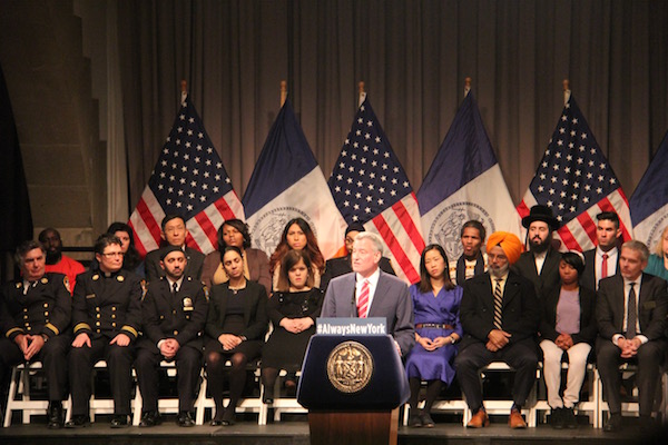 El Alcalde De Blasio convocó a una reunión en Cooper Union, para presentar la postura oficial de la Ciudad de Nueva York sobre los inmigrantes y minorías amenazadas durante la campaña electoral presidencial.
