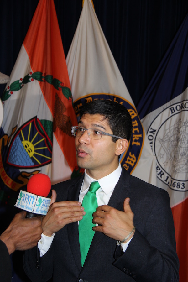 El Concejal Carlos Menchaca, quien preside la Comisión de Inmigración, manifestó el respaldo a todas las iniciativas de la Presidente del Concejo y la importancia del apoyo de los medios en difundir efectivamente la información que respalda a los inmigrantes y grupos minoritarios de la ciudad.
