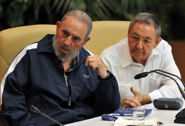 Fotografía de archivo del 19 de abril de 2011, del líder cubano Fidel Castro (i), junto a su hermano Raúl (d) en La Habana (Cuba). Fidel Castro murió a los 90 años de edad, informó este, viernes 25 de noviembre de 2016, el presidente Raúl Castro.