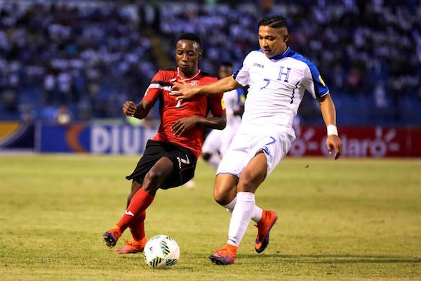 Emilio Izaguirre (d) de Honduras disputa el balón con Cordell Cato Mitchell (d) de Trinidad y Tobago hoy, martes 15 de noviembre de 2016, durante un partido entre Honduras y Trinidad y Tobago por las eliminatorias al mundial Rusia 2018, disputado en el Estadio Olímpico de San Pedro Sula, (Honduras).