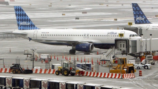  Fotograf&iacute;a de archivo que muestra dos aviones de la compa&ntilde;&iacute;a a&eacute;rea JetBlue en el aeropuerto de John F. Kennedy en Queens, Nueva York, Estados Unidos. EFE/Archivo.
