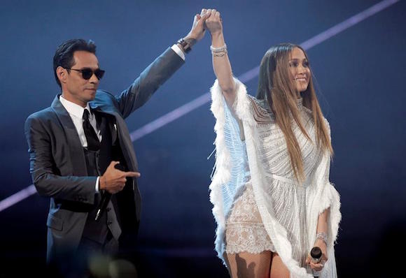 Los cantantes Jennifer Lopez (d) y Marc Anthony saludan a los asistentes luego de darse un beso durante los premios Grammy Latino.