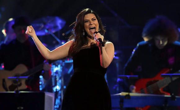  La cantante italiana Laura Pausini act&uacute;a durante la ceremonia de entrega del premio a la persona del a&ntilde;o 2016 por la Academia Latina de la Grabaci&oacute;n en Las Vegas.