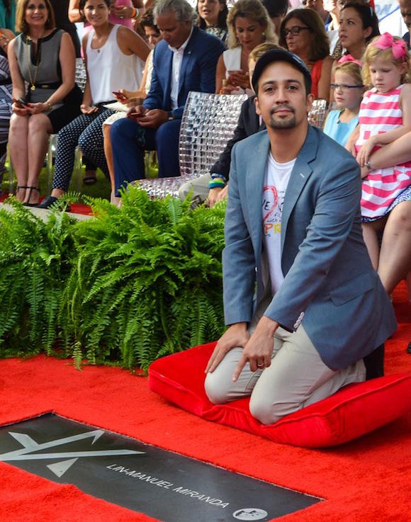 .- Fotografía de archivo del 27 de julio de 2016, del premiado actor y dramaturgo de origen puertorriqueño Lin-Manuel Miranda recibiendo su estrella en el Paseo de la Fama de Puerto Rico.