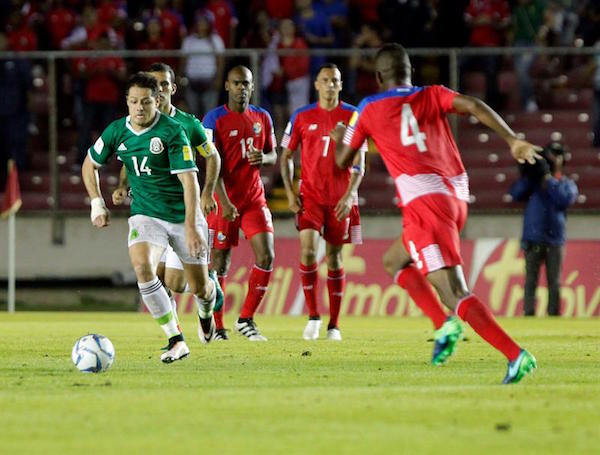 Javier "Chicharito" Hernández (i) de México en acción ante Panamá hoy, martes 15 de noviembre de 2016, durante un partido por la clasificación al mundial Rusia 2018, que se disputa en Ciudad de Panamá (Panamá).
