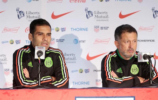  El director t&eacute;cnico de la selecci&oacute;n de M&eacute;xico, el colombiano Juan Carlos Osorio (d), y el capit&aacute;n del equipo, Rafael M&aacute;rquez (i), 