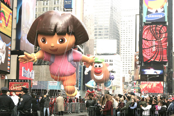 Ciudadanos disfrazados lanzan confeti durante el 90&ordm; desfile del D&iacute;a de Acci&oacute;n de Gracias llevado a cabo por la cadena de tiendas Macy's en Nueva York, 