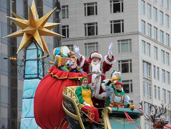 Papa No&euml;l saluda a los ni&ntilde;os que asisten al desfile del D&iacute;a de Acci&oacute;n de Gracias en Nueva York.