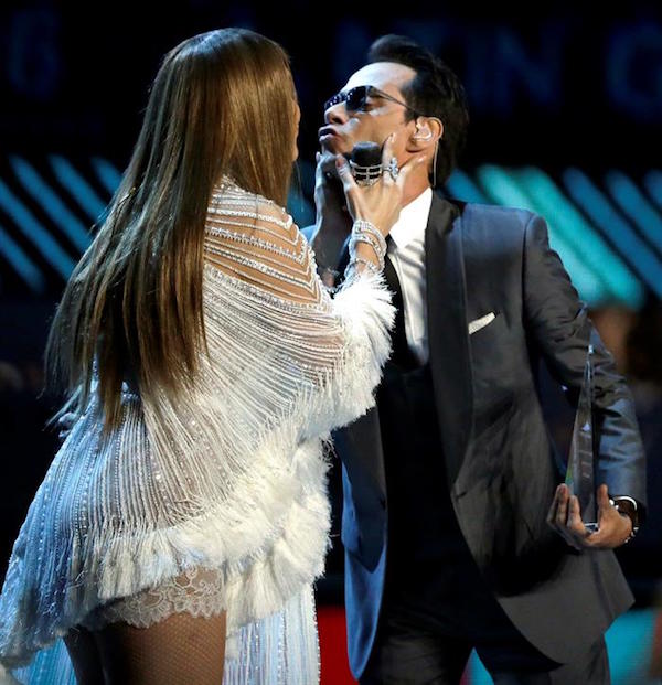 Los cantantes Jennifer Lopez (i) y Marc Anthony se dan un beso durante los premios Grammy Latino.