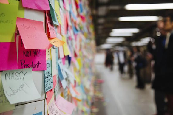 Vista de varias notitas de colores que cubren un muro y forman parte de la pieza artística "Subway Therapy" en la estación de metro de Union Square en Manhattan, Nueva York.