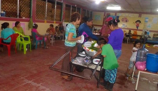  Fotograf&iacute;a cedida por Erick Morales de ciudadanos en una escuela improvisada como albergue hoy, jueves 24 de noviembre de 2016, antes de la llegada del hurac&aacute;n Otto, en el municipio de San Juan de Nicaragua, sur de Nicaragua. 