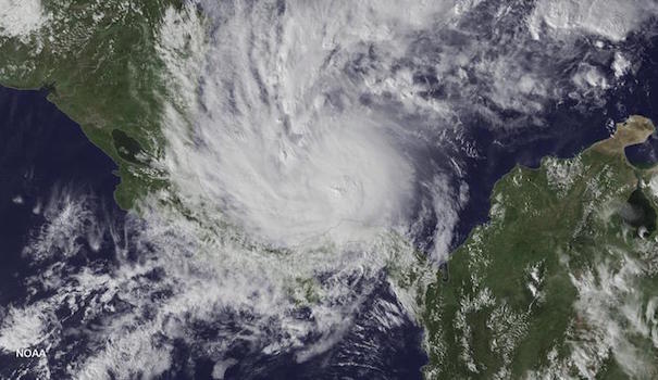 Imagen de satélite facilitada por Administración Nacional de Océanos y Atmósfera de Estados Unidos (NOAA) que muestra el huracán Otto sobre el mar Caribe ayer, 22 de noviembre de 2016.