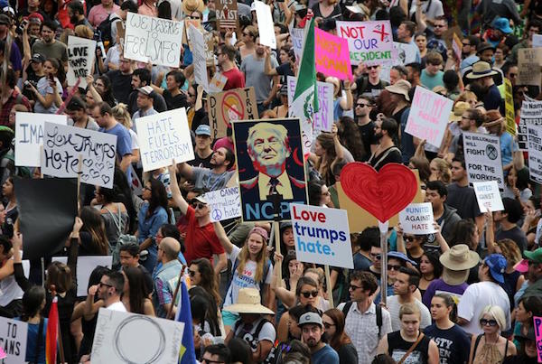  Al grito de "no es mi presidente" y armados con pancartas, velas y canciones, decenas de miles de personas volvieron a tomar el s&aacute;bado por la noche las calles de las principales ciudades de Estados Unidos para mostrar su rechazo al triunfo electoral del republicano Donald Trump. 