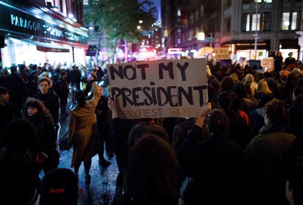 Ciudadanos protestan contra el resultado electoral que di&oacute; a Donald Trump, el candidato republicano, como presidente de Estados Unidos hoy, mi&eacute;rcoles 9 de noviembre de 2016, en Nueva York.