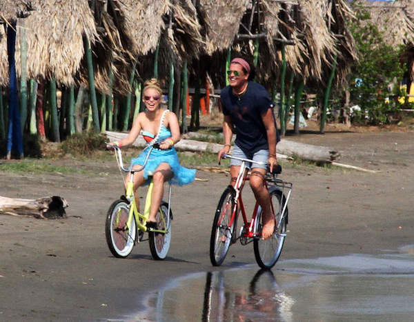-Fotograf&Igrave;a del 19 de mayo de 2016 donde se ve a los cantantes colombianos Shakira (i) y Carlos Vives durante la realizaci&Ucirc;n del v&Igrave;deo de la canci&Ucirc;n "La bicicleta" en Barranquilla (Colombia). EFE/STR